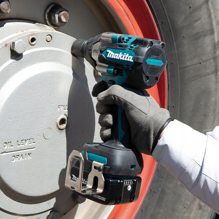 Makita Klucz Udarowy 18V 2x3AH DC18RC DTW700RFJ